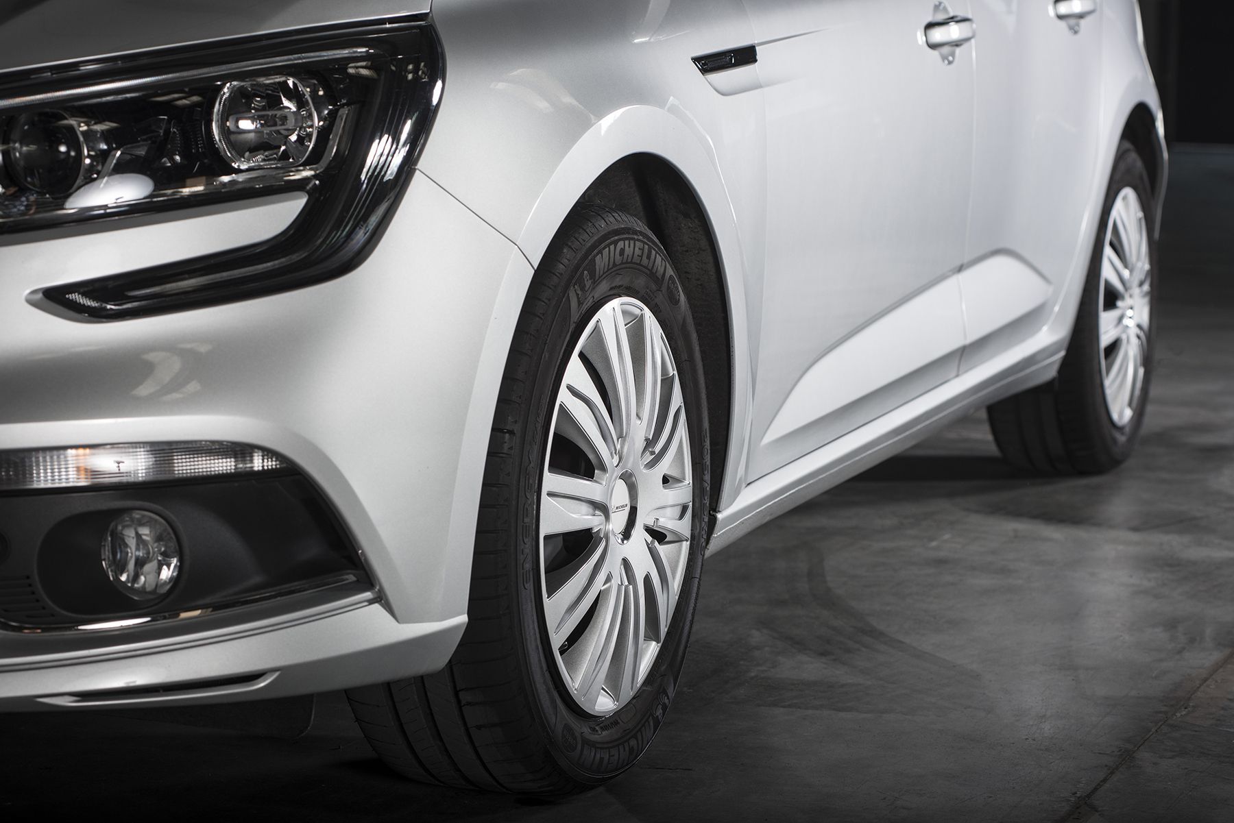 MICHELIN 4 wheel trims 16 Chromed NVS42