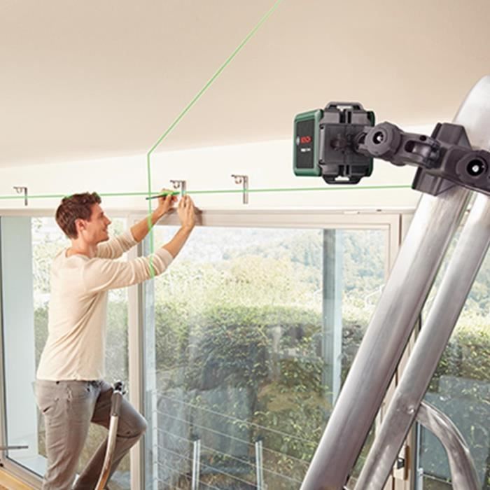 Bosch Line Laser - Quigo Green (Supplied with 2 batteries, 1 MM2 universal clamp and 1 mounting adapter)