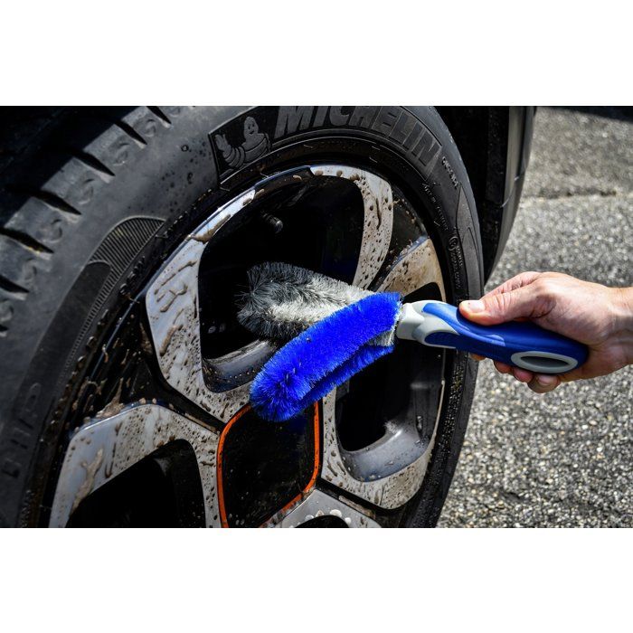 MICHELIN brush cleans rims