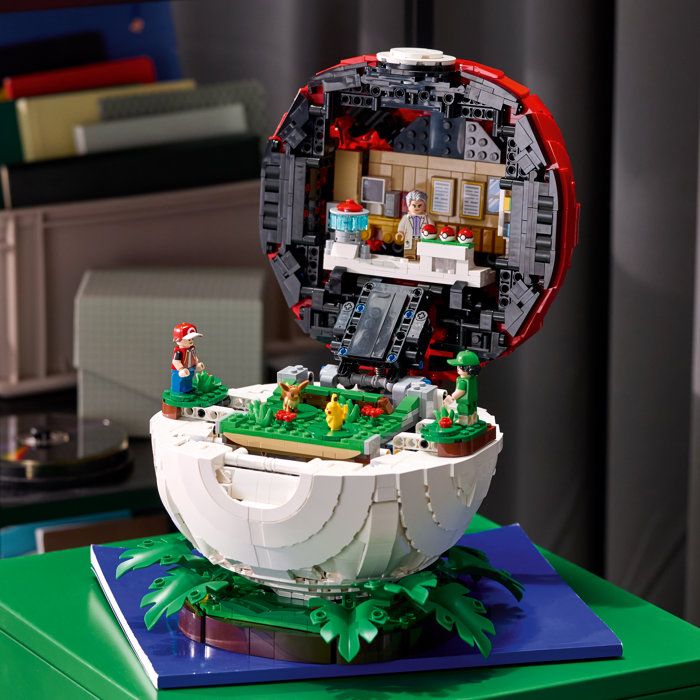 LEGO Pokémon 72154 - Poké Ball, Iconic Trainer Moment - Collector's Set for Adults - Gaming Gift Idea