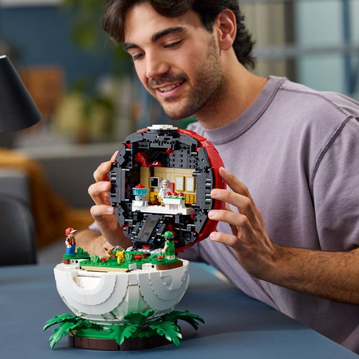 LEGO Pokémon 72154 - Poké Ball, Iconic Trainer Moment - Collector's Set for Adults - Gaming Gift Idea