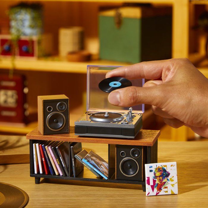 MGA's Miniverse - Real Music - Record Player - 30-Second Songs - Includes: 1 Vinyl Record - Compatible with Real Music vinyl records